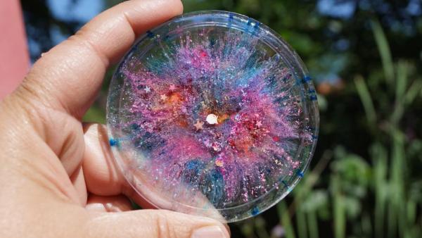 Coaster with color pattern